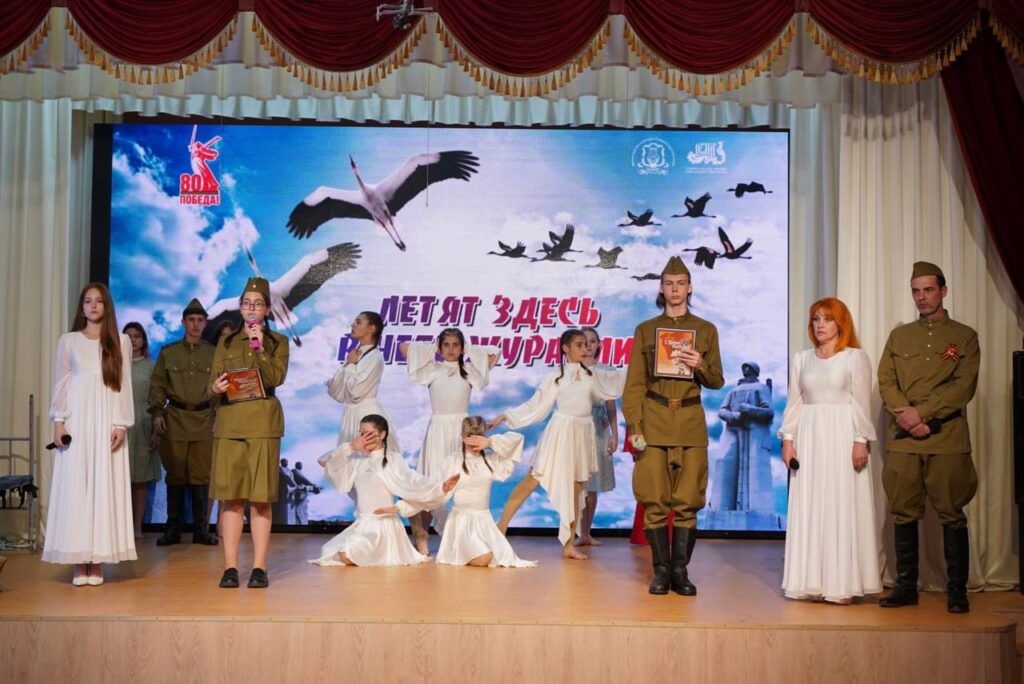В Ставропольском краевом Доме народного творчества состоялась культурно-патриотическая программа «Летят здесь в небе журавли»