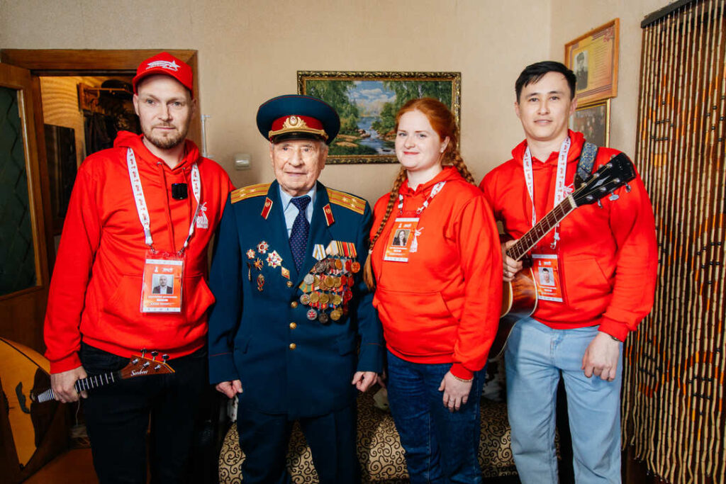 Участники международного Фестиваля-конкурса «Солдатский конверт» исполнили песни ветеранам в канун Дня Победы