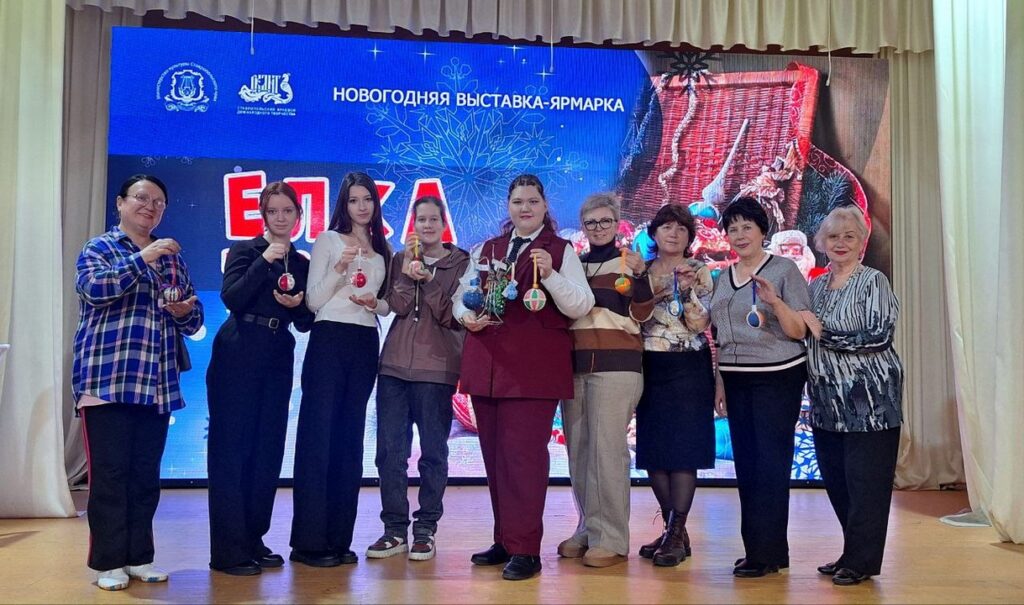 Украшаем ёлку!