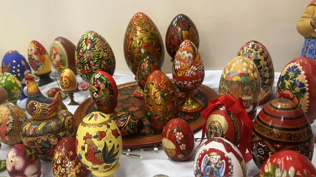 В Ставропольском краевом Доме народного творчества открылась уникальная выставка пасхальных декоративных яиц