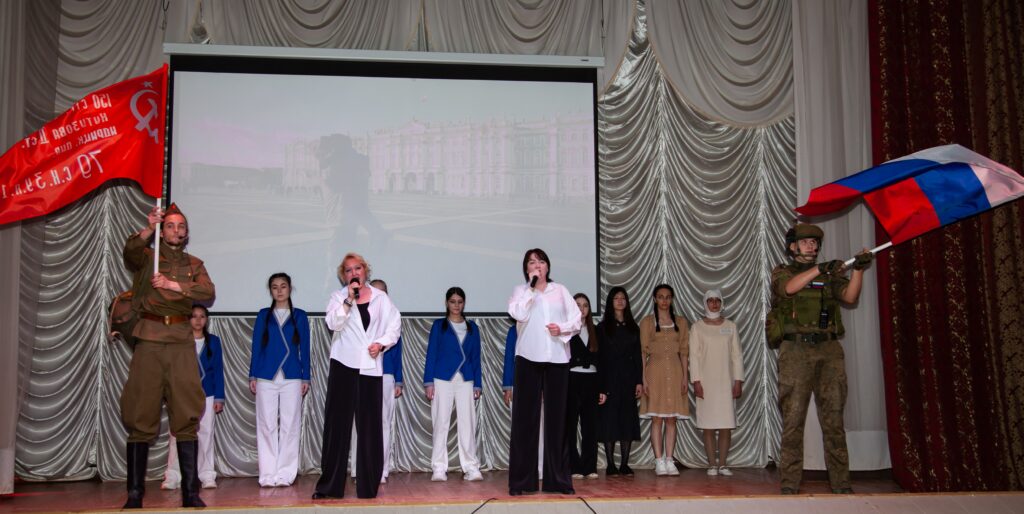 Нас песня к Победе вела!