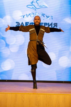 Выступление народного ансамбля национального танца «Элефтерия»