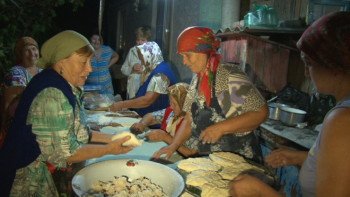 Выпечка пирогов с кашей для Храмового обеда