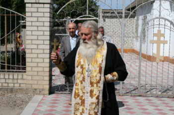 Выход из церкви на Крестный ход