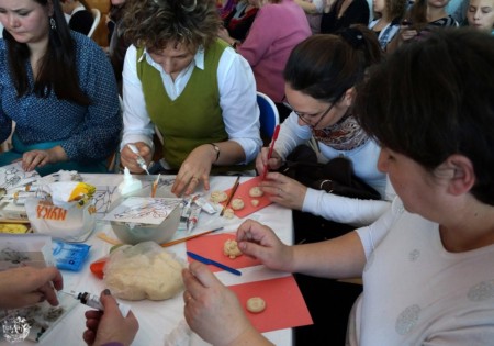 выставка декоративно-прикладного и изобразительного творчества «Россия женским именем зовётся»