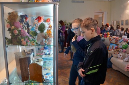 выставка декоративно-прикладного и изобразительного творчества «Россия женским именем зовётся»