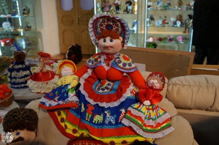 выставка декоративно-прикладного и изобразительного творчества «Россия женским именем зовётся»