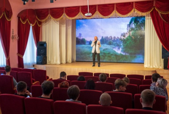 Я снова здесь, в семье родной…