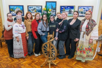 девичьи посиделки с прялкой