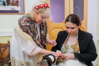 девичьи посиделки с прялкой