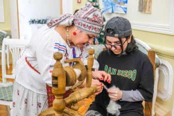 девичьи посиделки с прялкой